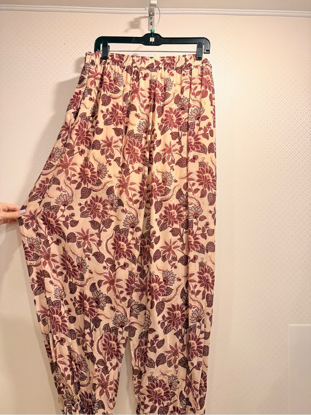 FARM Rio Burgundy Floral Balloon Pants on Cream Size L - Picture 2 of 13